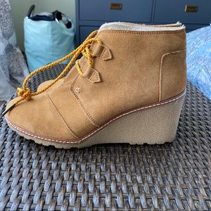 EUC Women’s TOMS Wedges. Size 9.